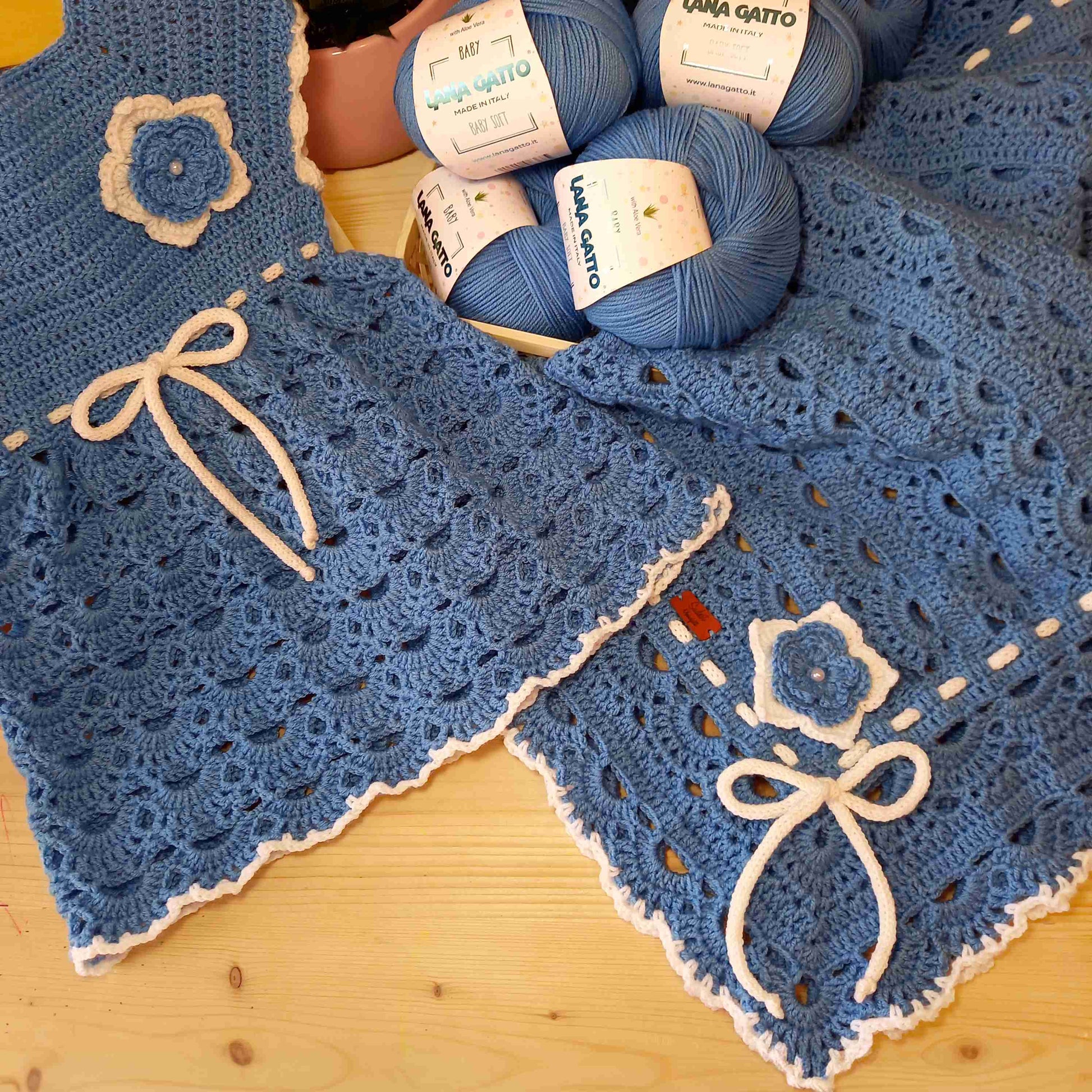 Handgestricktes Babyset aus Babydecke und Babylätzchen aus Lana Gatto Baby Soft, Premium-Merinogarn aus 100% Extrafine Merino Wool mit Aloe Vera, hochwertiges italienisches Babygarn für Neugeborene, Babyausstattung, Babydecken, Babylätzchen, Kinderzimmer, Babygeschenke zur Geburt, Taufgeschenke, Babymode, Handmade Fashion, Stricken und Häkeln sowie exklusive Handarbeitsprojekte