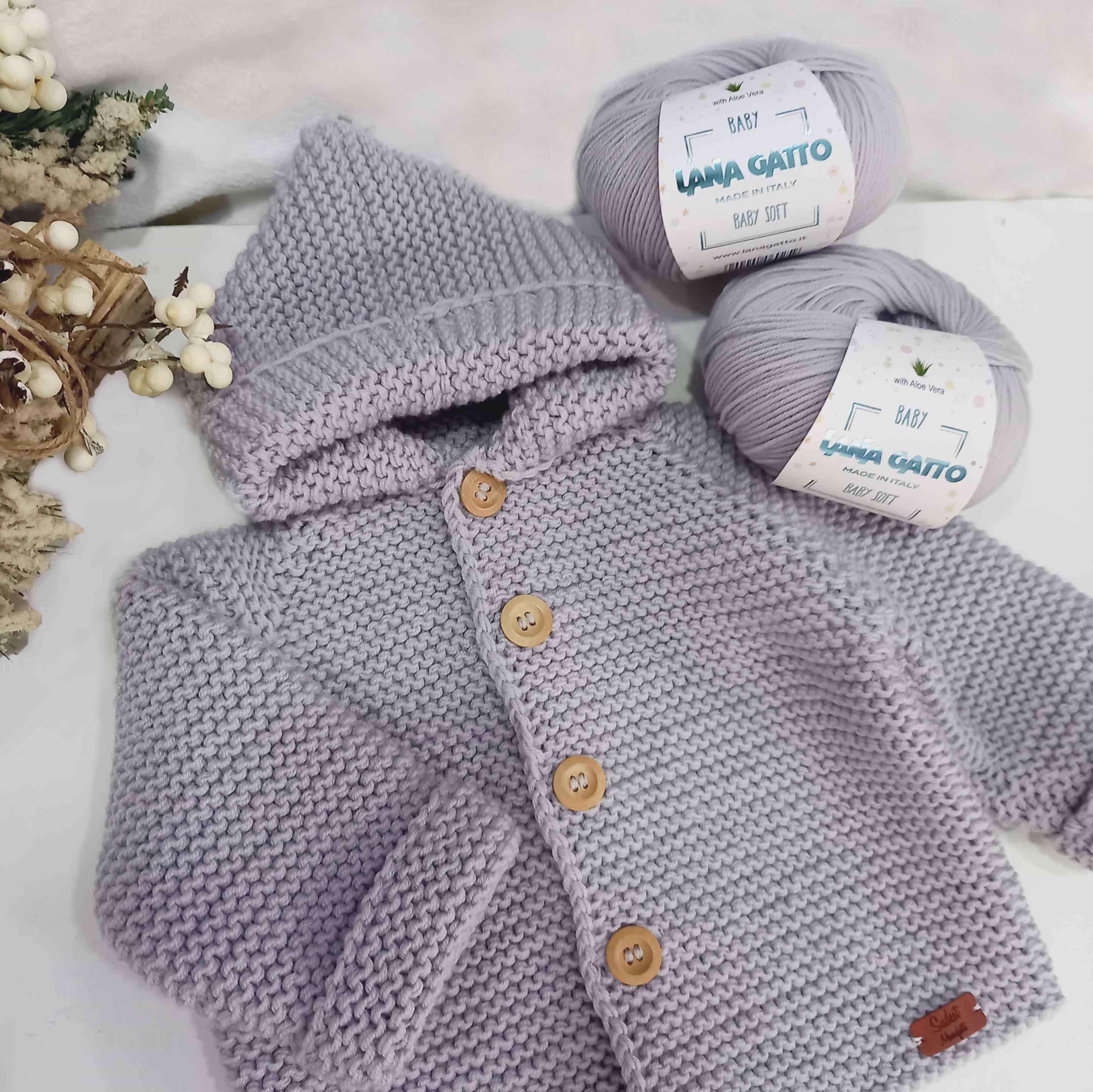 Handgestrickte Babyjacke aus Lana Gatto Baby Soft, luxuriöse Merinowolle für Babys und Neugeborene, hochwertige Strickjacke mit Kapuze für Babyausstattung, Kinderkleidung, Baby Fashion, Babygeschenke, Baby Shower Geschenke und exklusive Strick- und Häkelprojekte, Made in Italy