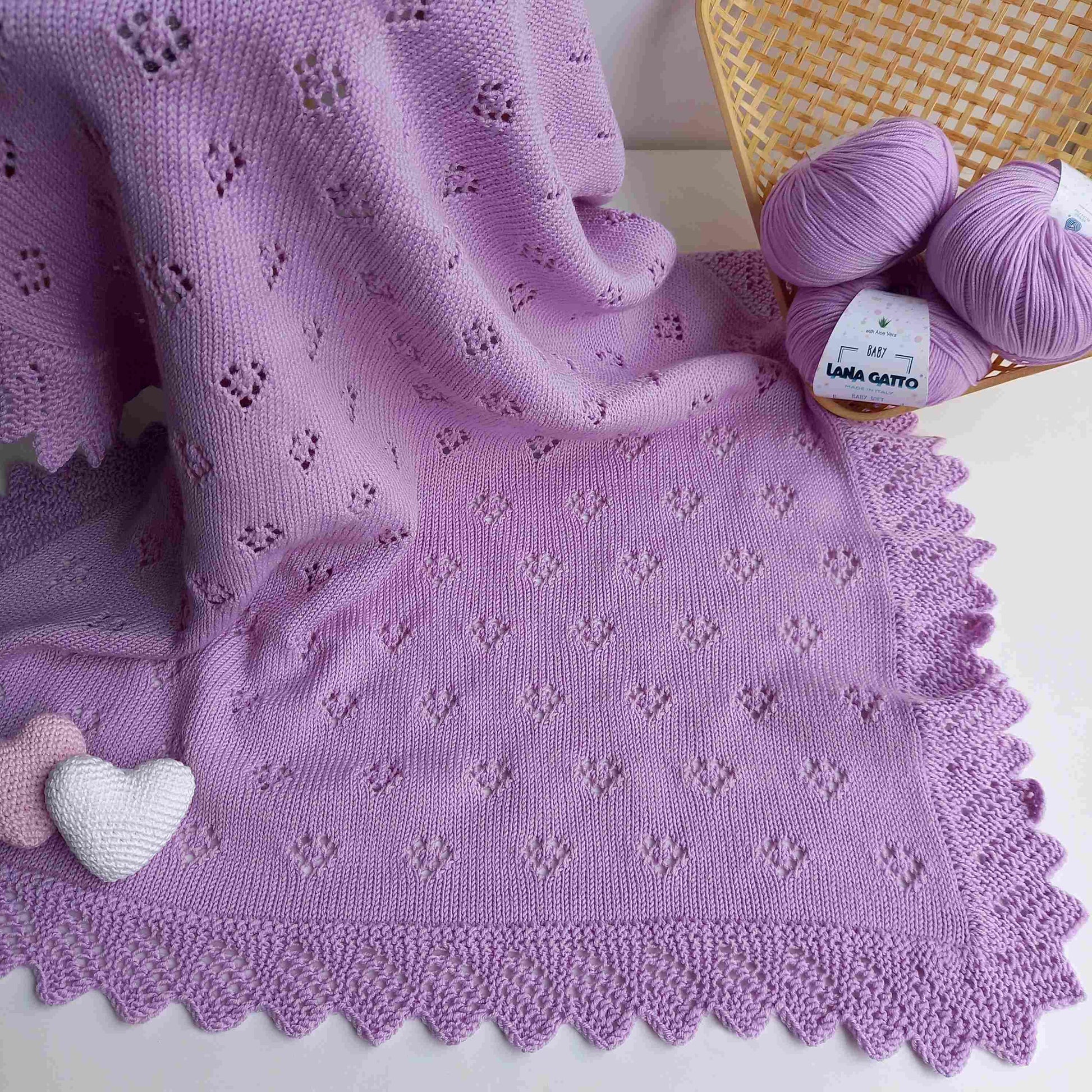Lila Babydecke handgestrickt aus Lana Gatto Baby Soft, Premium-Merinogarn aus 100% Extrafine Merino Wool mit Aloe Vera, hochwertiges italienisches Babygarn für Neugeborene, Babydecken, Babyausstattung, Kinderzimmer, Babygeschenke zur Geburt, Babymode, Handmade Fashion, Stricken und Häkeln sowie exklusive Handarbeitsprojekte, Made in Italy