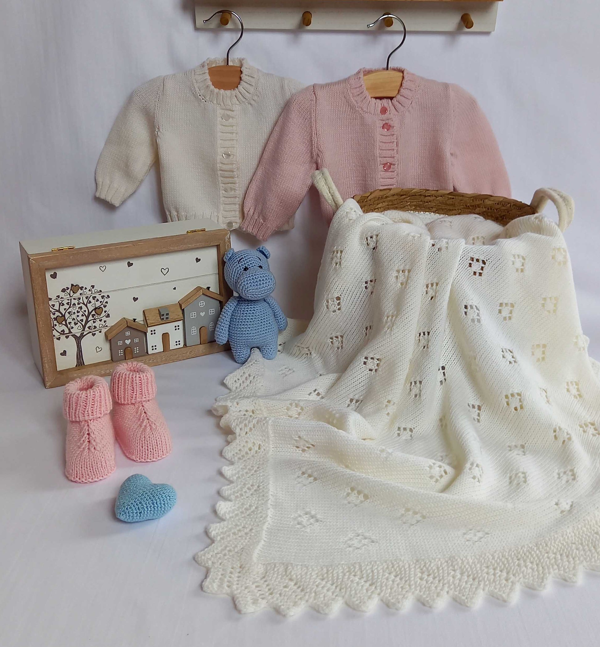 Luxuriöses Babyset aus Lana Gatto Baby Soft mit Babydecke, Babyjacken und Babyschuhen, hochwertige Merinowolle für Babymode, Neugeborene, Kinderkleidung, Babyaccessoires, Babygeschenke zur Geburt, exklusive Handmade Fashion und hochwertige Strick- und Häkelprojekte, Made in Italy