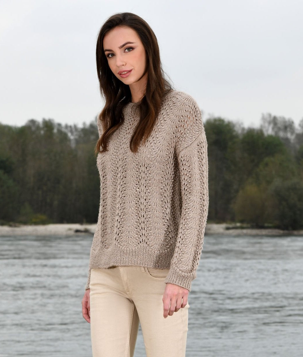 Damen Pullover handgestrickt aus Lana Gatto Camel Hair, hochwertiges Garn aus 60% Extrafine Merino Wool und 40% Camel, eleganter Strickpullover mit Strukturmuster für Damen, luxuriöse Wintermode und exklusive Handarbeitsprojekte