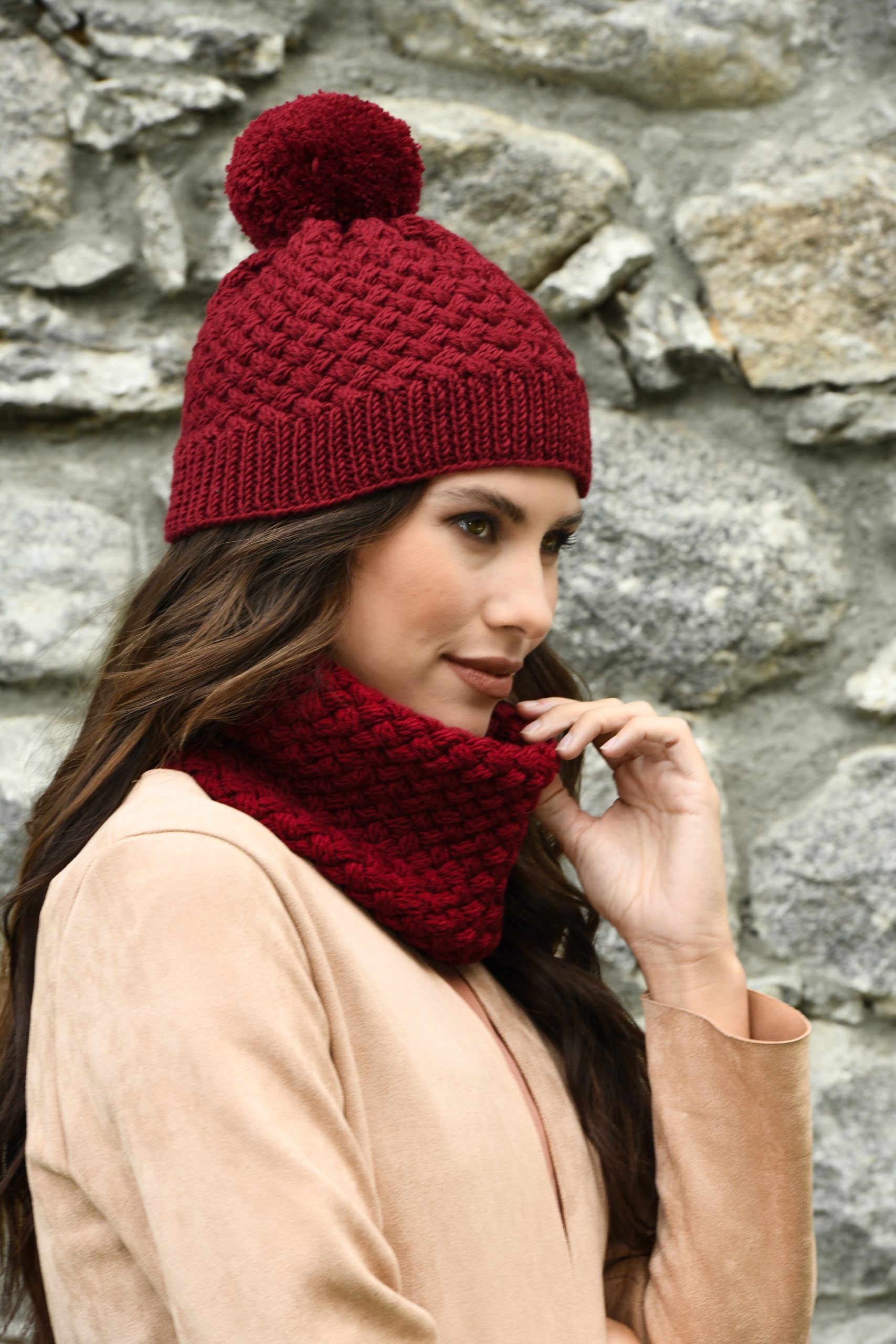 Damen Strickmütze mit Bommel und Snood aus Lana Gatto Super Soft, Premium-Merinogarn aus 100% Extrafine Merino Wool, hochwertiges italienisches Strickgarn für Winteraccessoires, Mützen, Schals, Wintermode, Handmade Fashion und exklusive Strickprojekte, Made in Italy