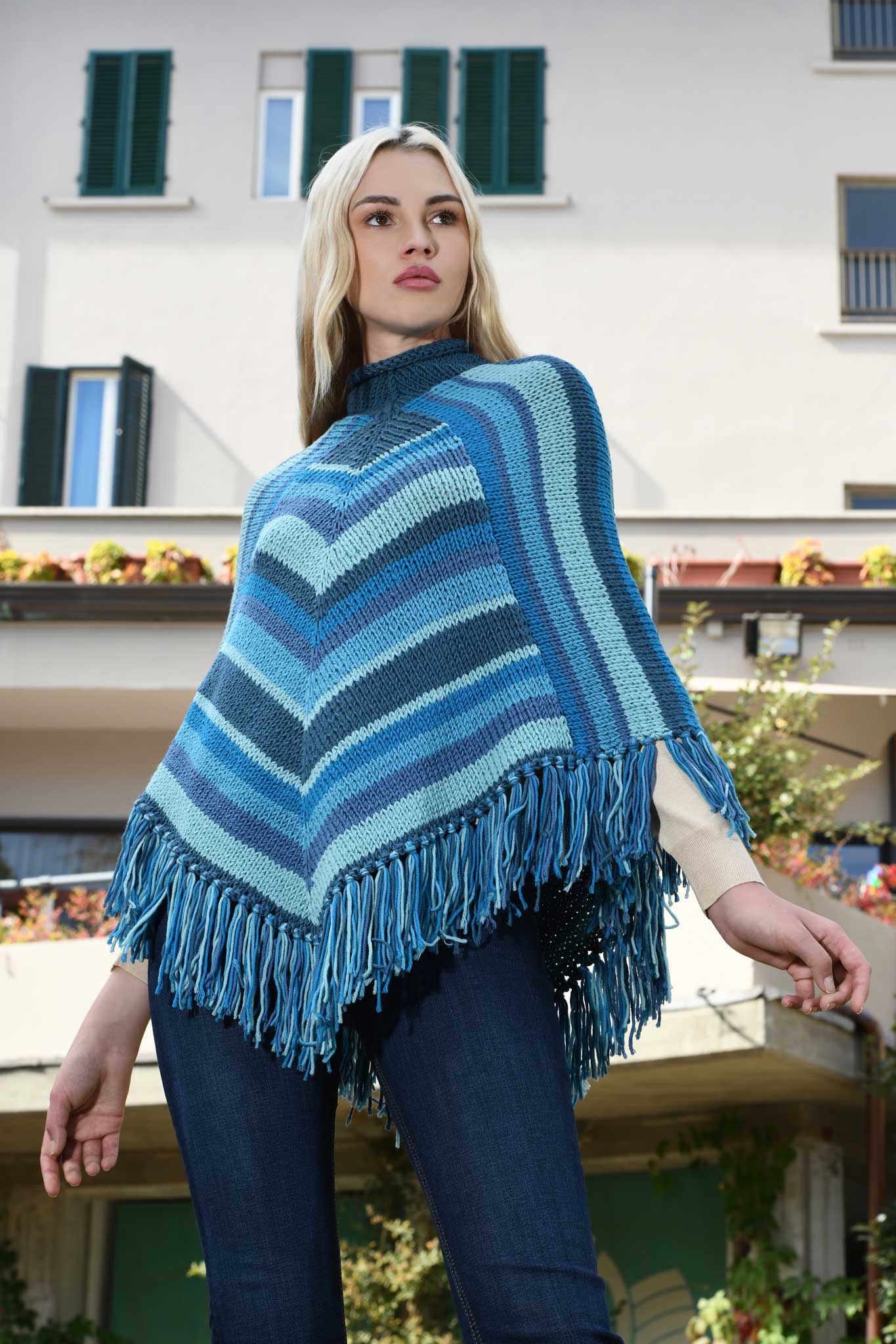 Eleganter Damen Poncho mit Fransen aus Lana Gatto Super Soft, Premium-Merinogarn aus 100% Extrafine Merino Wool, hochwertiges italienisches Strickgarn für Ponchos, Damenmode, Wintermode, Freizeitmode, Strickbekleidung, warme Oberteile, Handmade Fashion, Stricken und Häkeln sowie exklusive Designer-Strickprojekte, Made in Italy