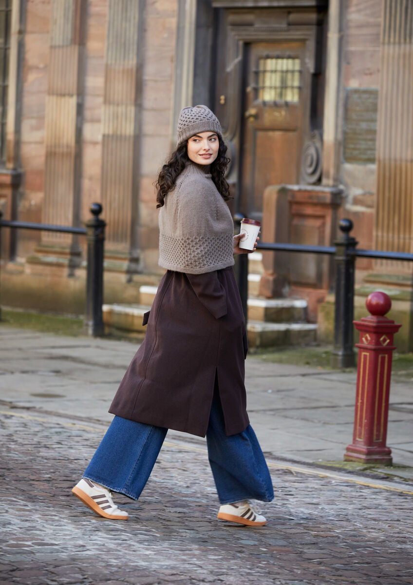 Rosalie Strickanleitung von MODE at ROWAN für eine gestrickte Damen Mütze und einen passenden Poncho aus Alpaka Wolle
