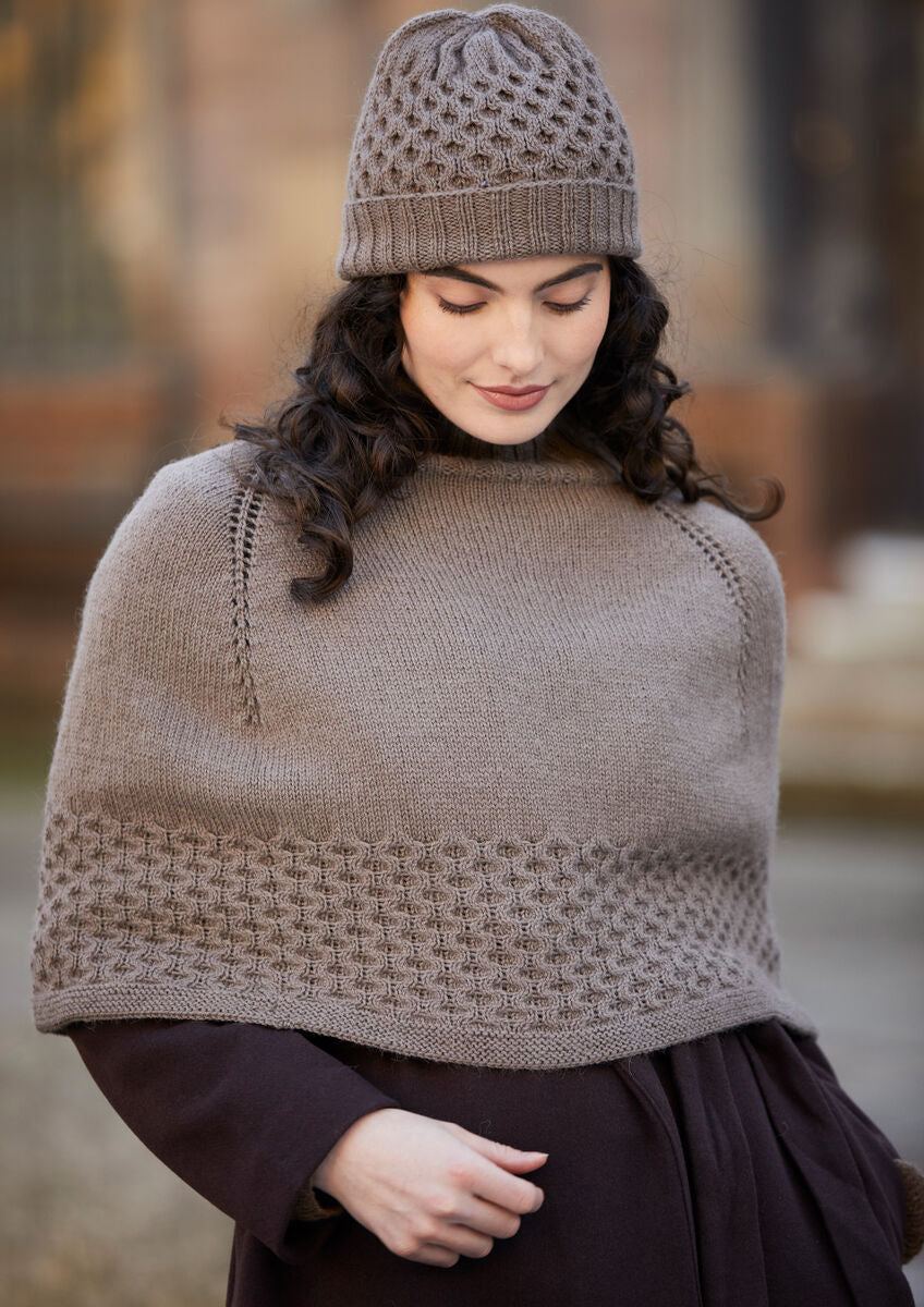 MODE at ROWAN Rosalie Damen Strickanleitung für Poncho und Mütze mit Zopfmuster, rund gestrickt aus Alpaca Wool