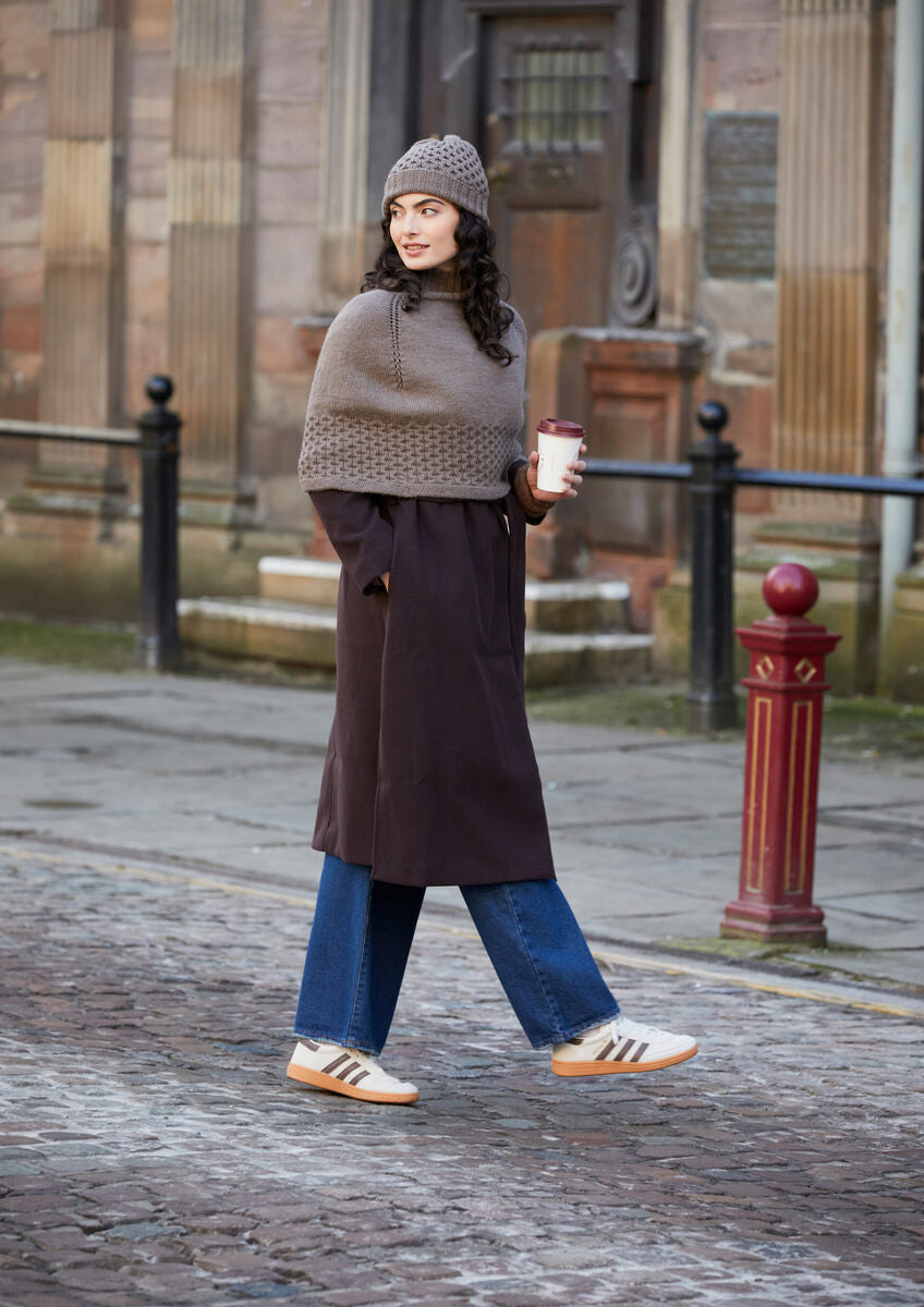 Rosalie Strickanleitung für ein Damen Set aus Mütze und Poncho von MODE at ROWAN mit dekorativem Wabenmuster aus Alpaka Wolle