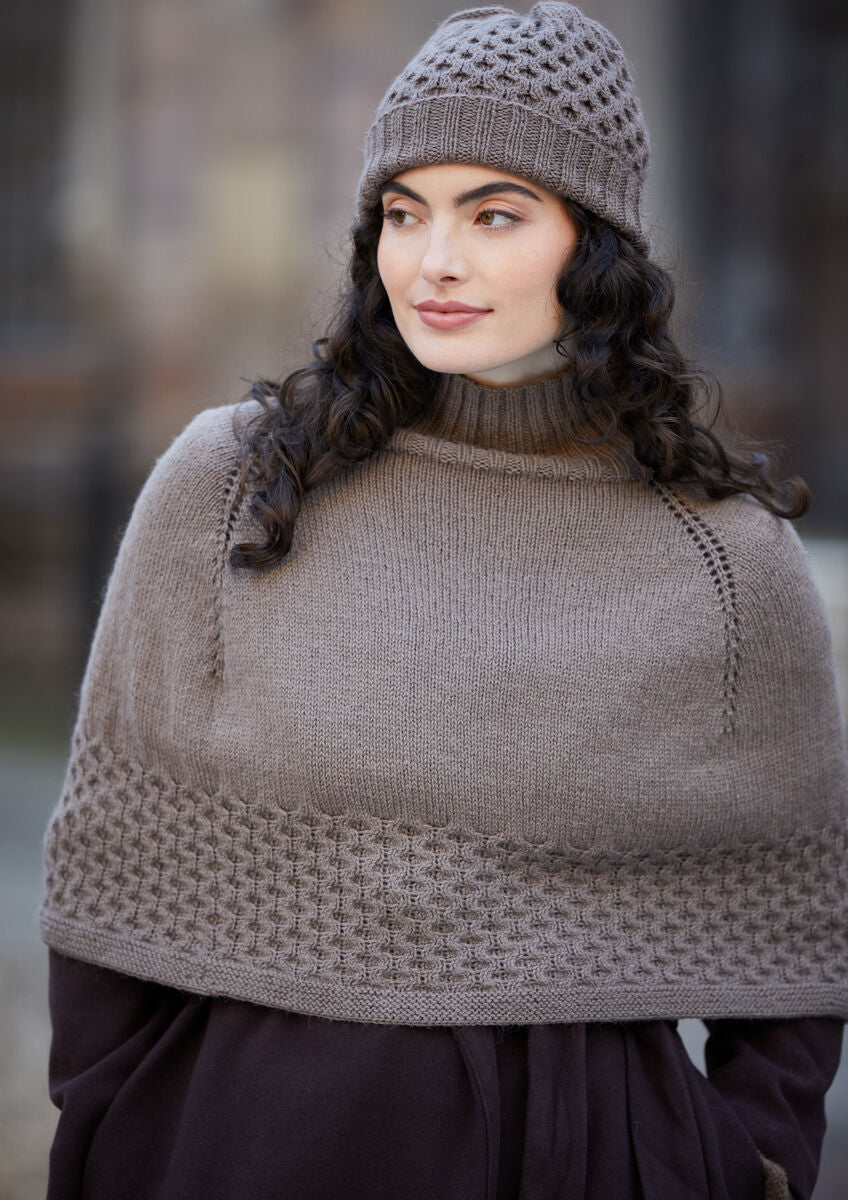 MODE at ROWAN Rosalie Strickanleitung für einen auffälligen Strickponcho und eine passende Mütze aus weicher Alpaca Wool