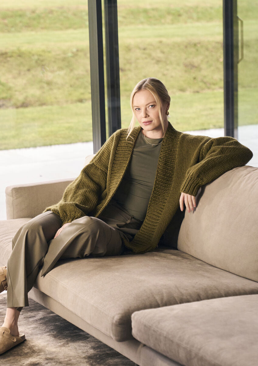 Strickanleitung für den Oversize Damen Cardigan Alby von MODE at ROWAN, grobe Strickjacke mit Rippenmuster aus ROWAN Chunky Wool
