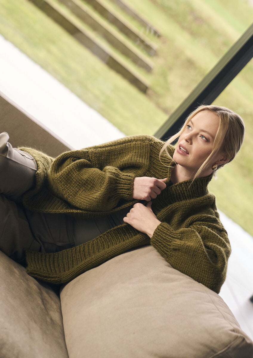 Damen Strickanleitung Alby von MODE at ROWAN für eine lässige Oversize Strickjacke aus Chunky Wool mit Rippenbündchen und überschnittenen Schultern