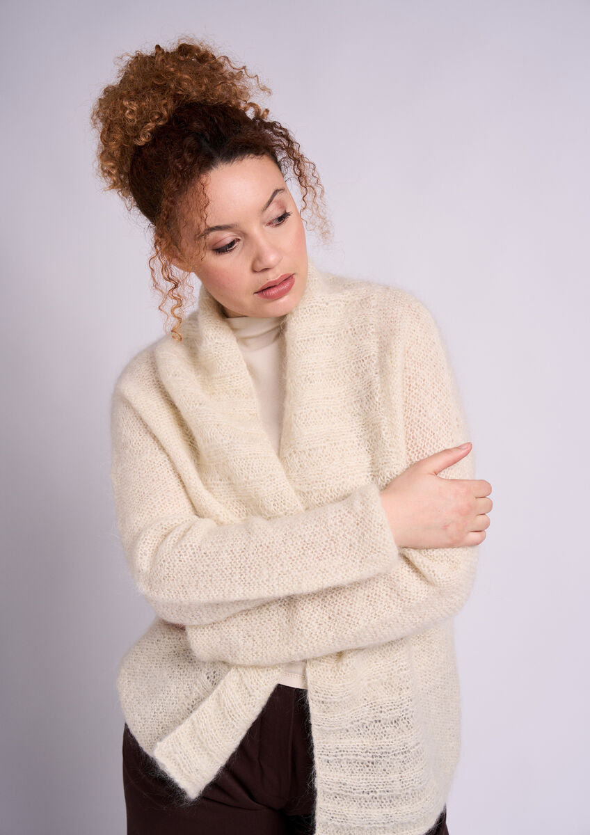 MODE at ROWAN Amalfi Damen Strickanleitung für einen weichen Cardigan mit glatt linkem Maschenbild und Rippenbündchen