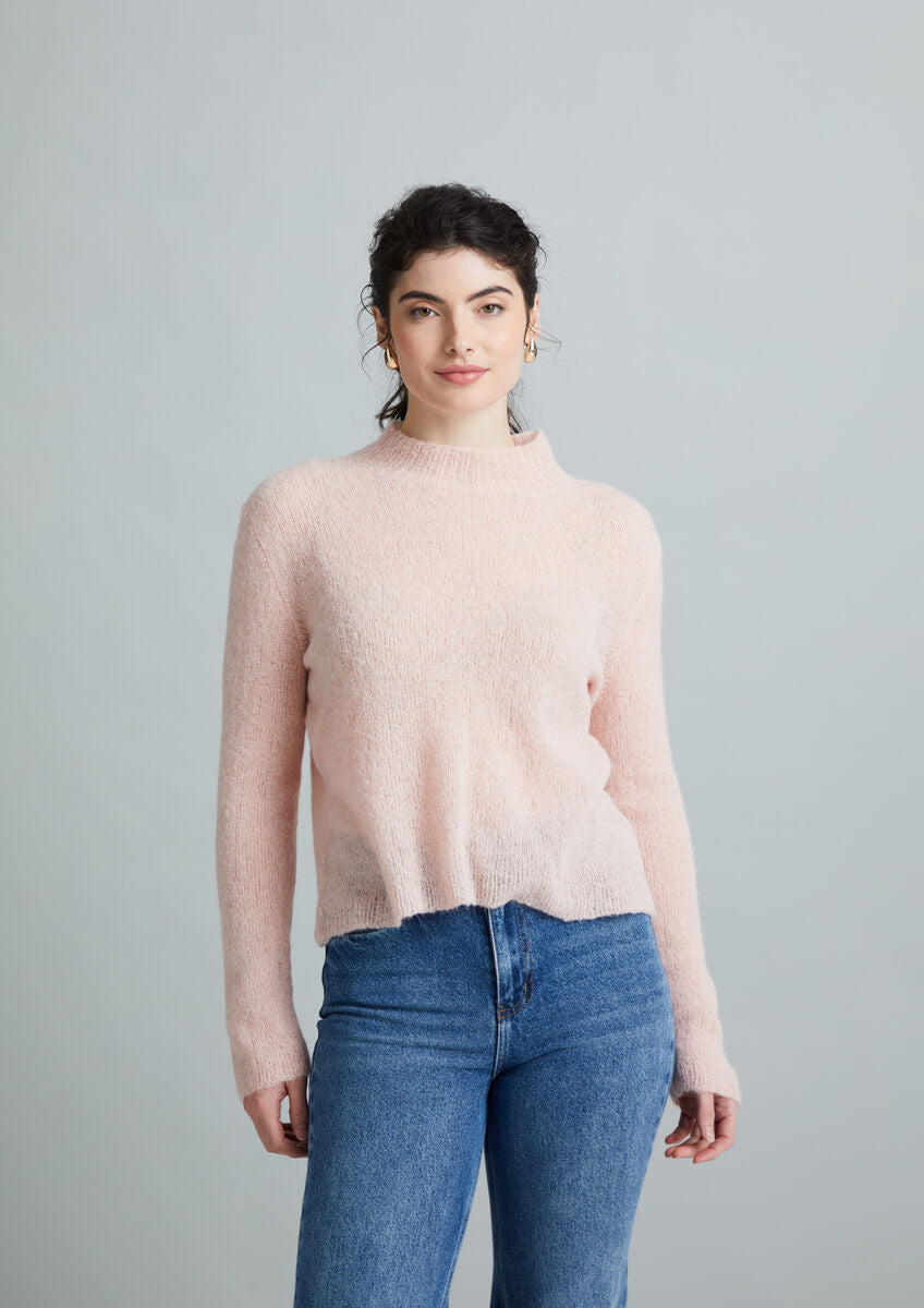 MODE at ROWAN Ayla Damen Strickanleitung für einen kuscheligen Pullover aus Alpaca Haze mit hohem Ausschnitt