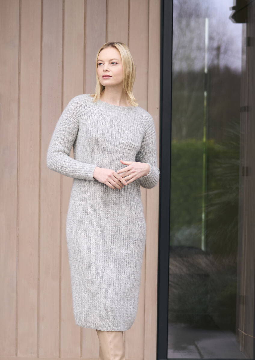 Cley Strickanleitung von MODE at ROWAN für ein figurbetontes Damenkleid aus weicher Alpaka Wolle mit angesetzten Ärmeln
