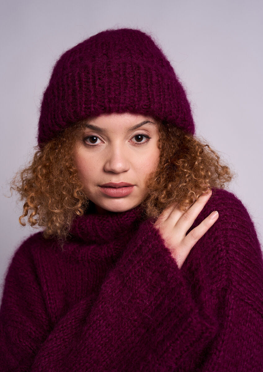 Como Strickanleitung von MODE at ROWAN für eine warme Strickmütze und einen passenden Schal aus weichem Mohairgarn