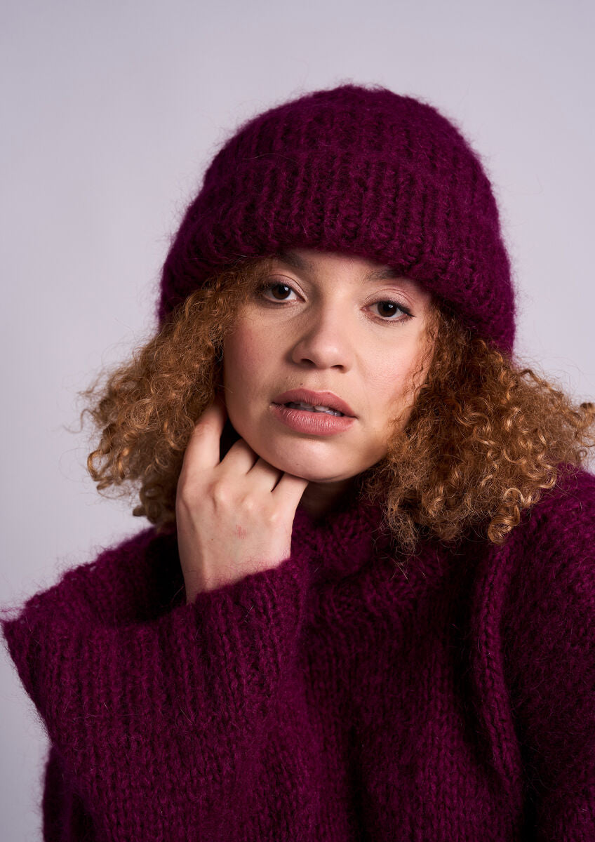 Como Strickanleitung für Mütze und Schal von MODE at ROWAN mit verlängerten Maschen und modernem Rippenmuster