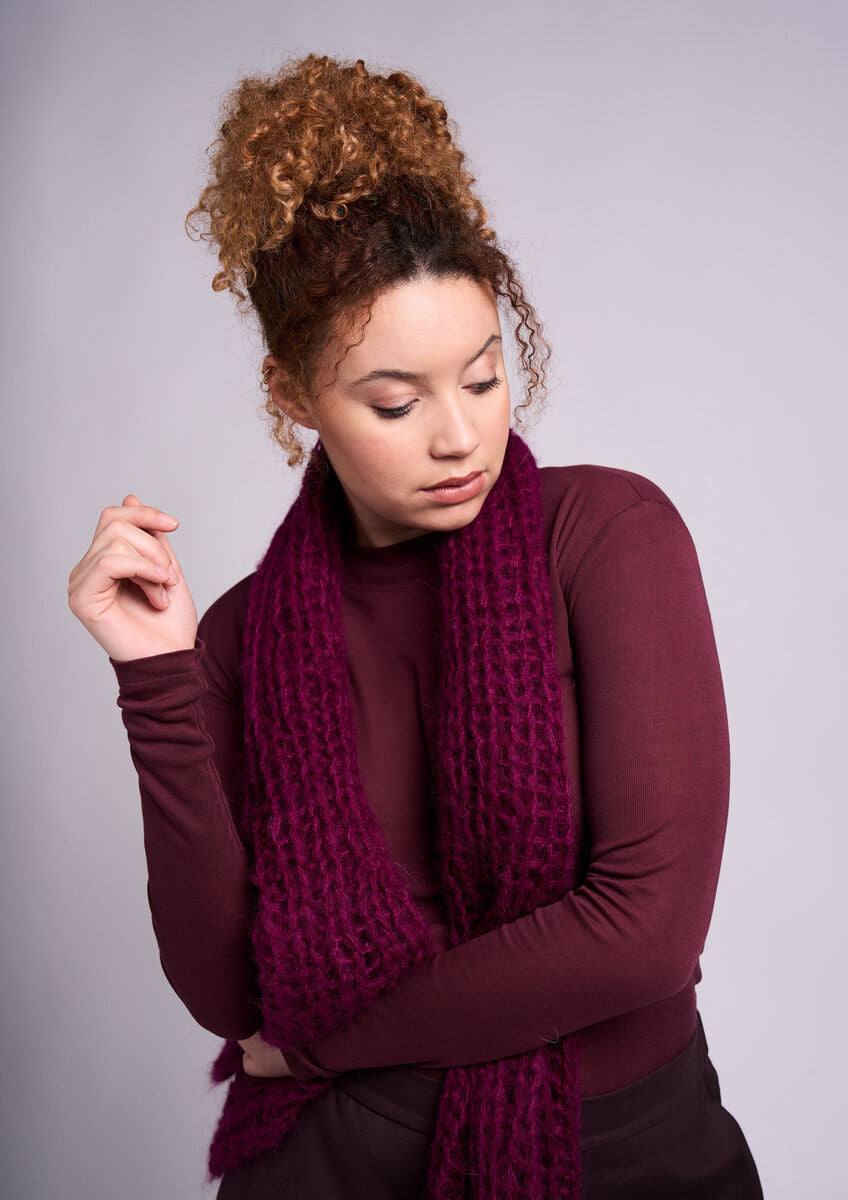 MODE at ROWAN Como Strickanleitung für eine kuschelige Mütze und einen passenden Schal aus Mohair Soft mit Rippenmuster und verlängerten Maschen