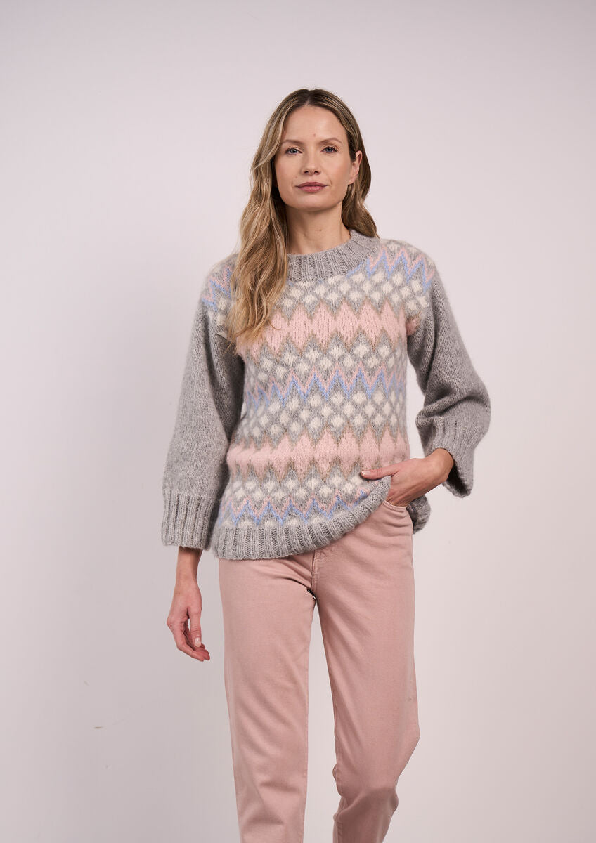 Cullen Strickanleitung von MODE at ROWAN für einen weichen Strickpullover aus Softest Alpaca mit fünf Farben