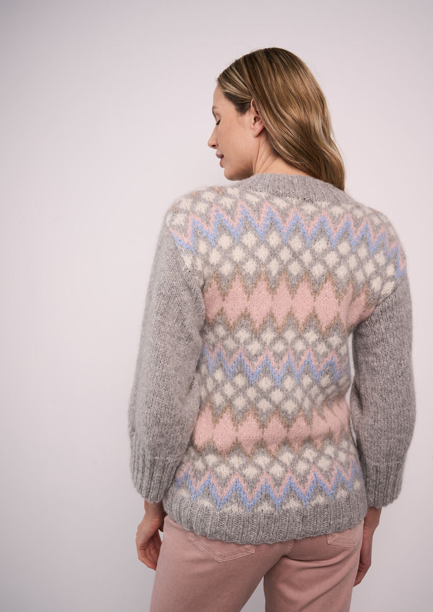MODE at ROWAN Cullen Damen Strickanleitung für einen Fair-Isle-Pullover mit einfarbigen Ärmeln und geripptem Saum