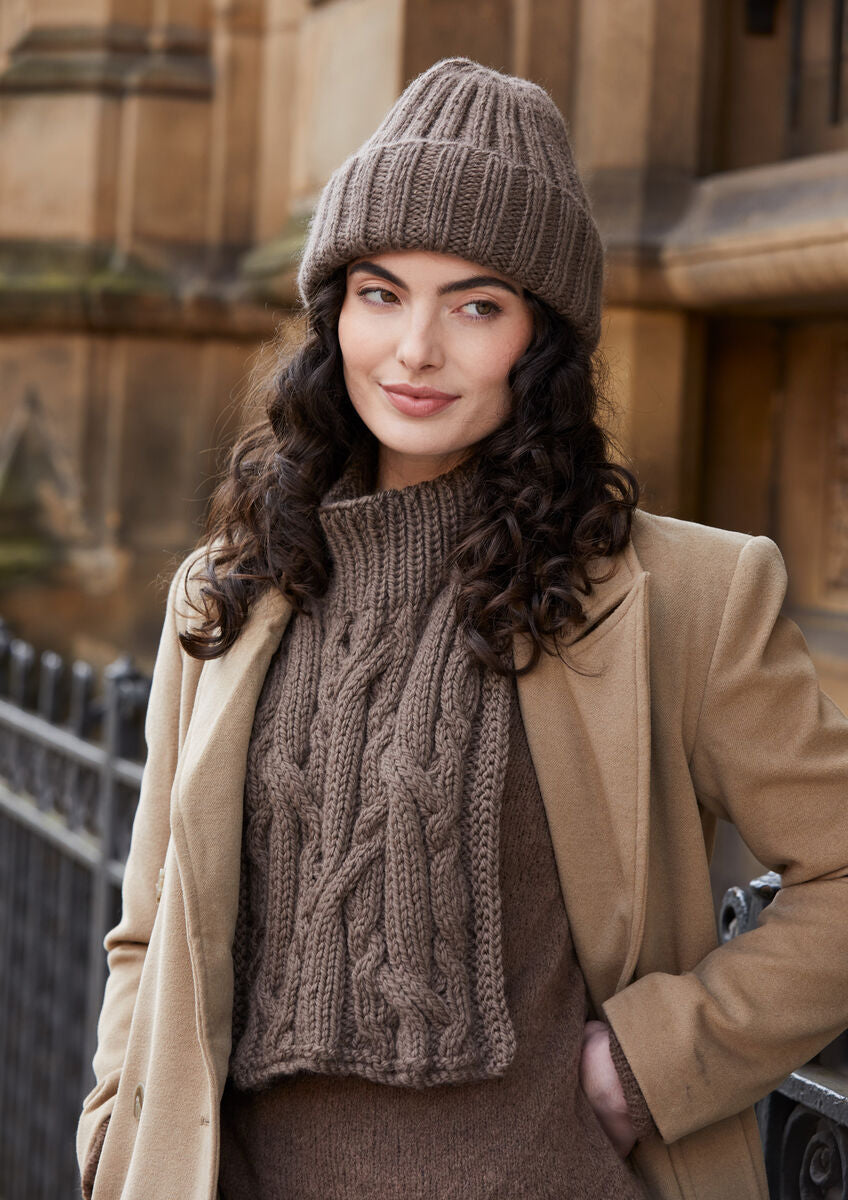 MODE at ROWAN Strickanleitung Daphne für eine stylische Mütze und ein gestricktes Lätzchen aus Chunky Wool mit Rippenmuster