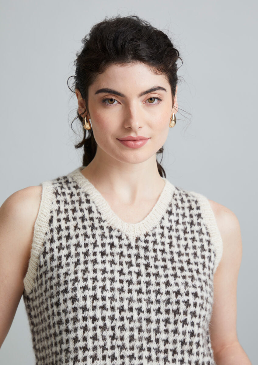 MODE at ROWAN Elwood Damen Strickanleitung für einen Pullunder aus Alpaca Cotton mit hohem Rippenbund und V-Ausschnitt