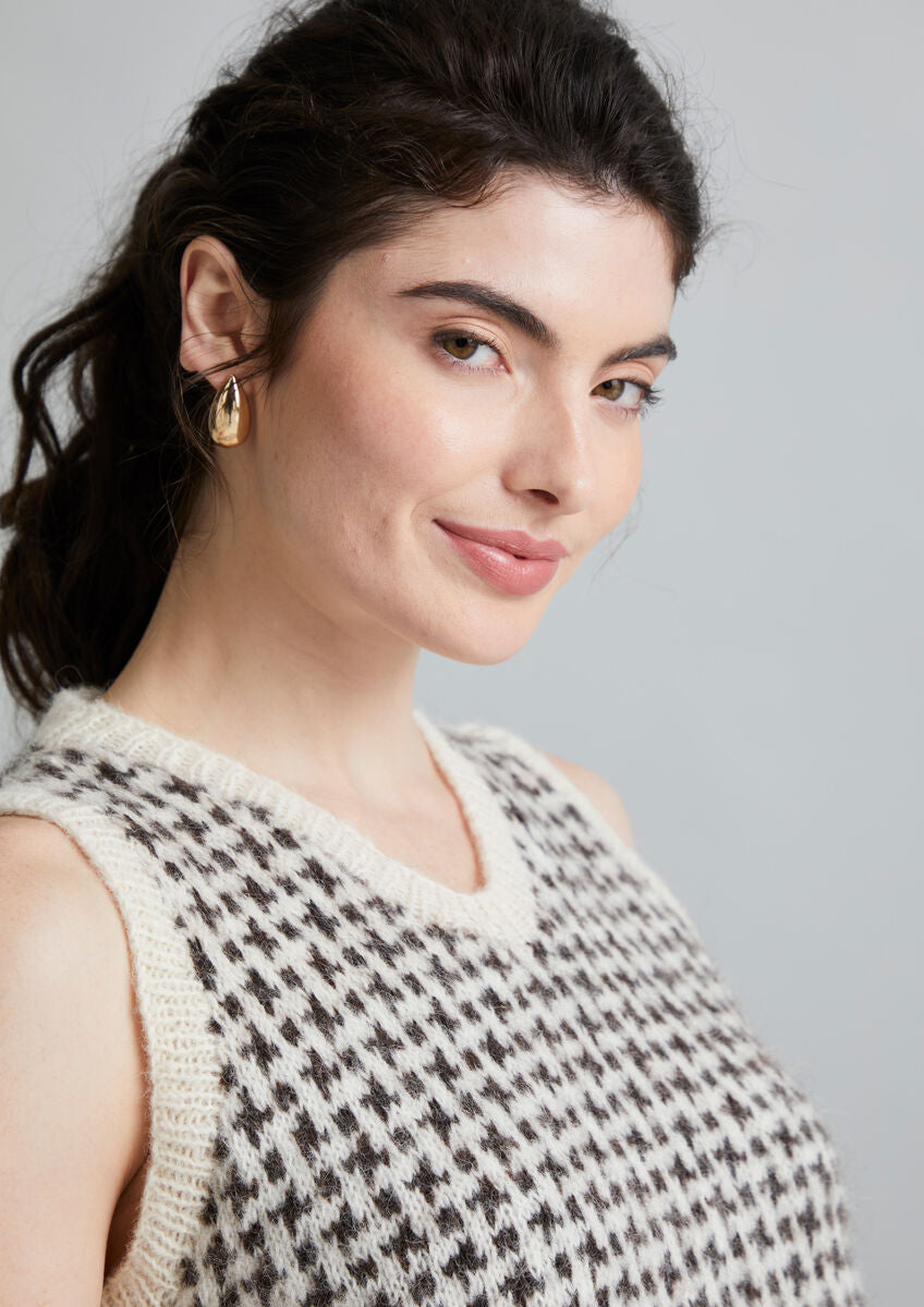 Elwood Strickanleitung für einen modernen Damen Pullunder von MODE at ROWAN mit zweifarbigem Hahnentrittmuster