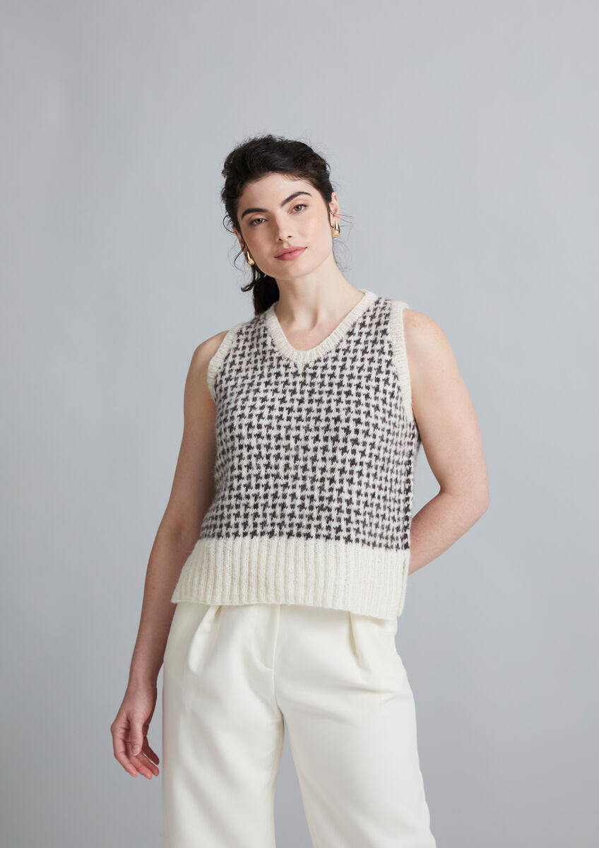 MODE at ROWAN Elwood Strickanleitung für einen weichen Strickpullunder aus Alpaca Cotton mit geripptem Saum und Ausschnitt