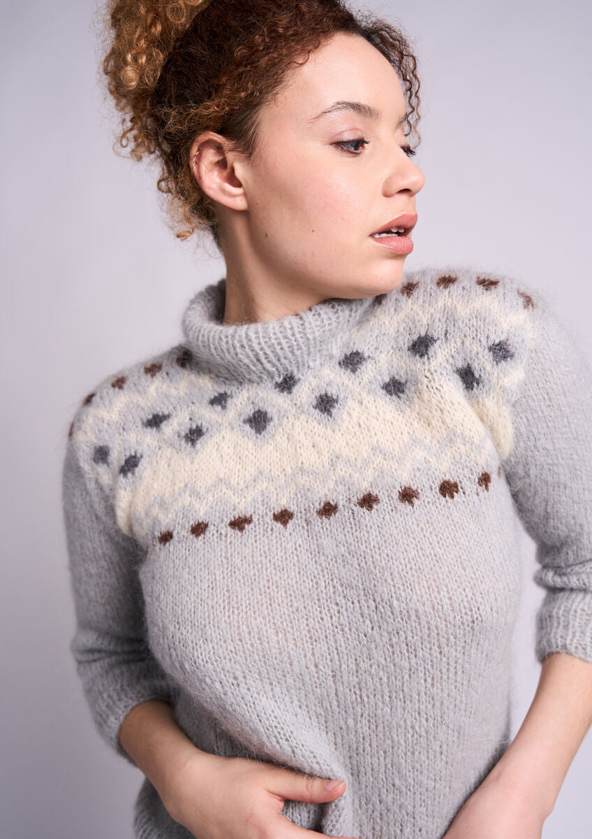 MODE at ROWAN Florence Strickanleitung für einen dreifarbigen Strickpullover aus Mohair Soft mit hohem Halsausschnitt