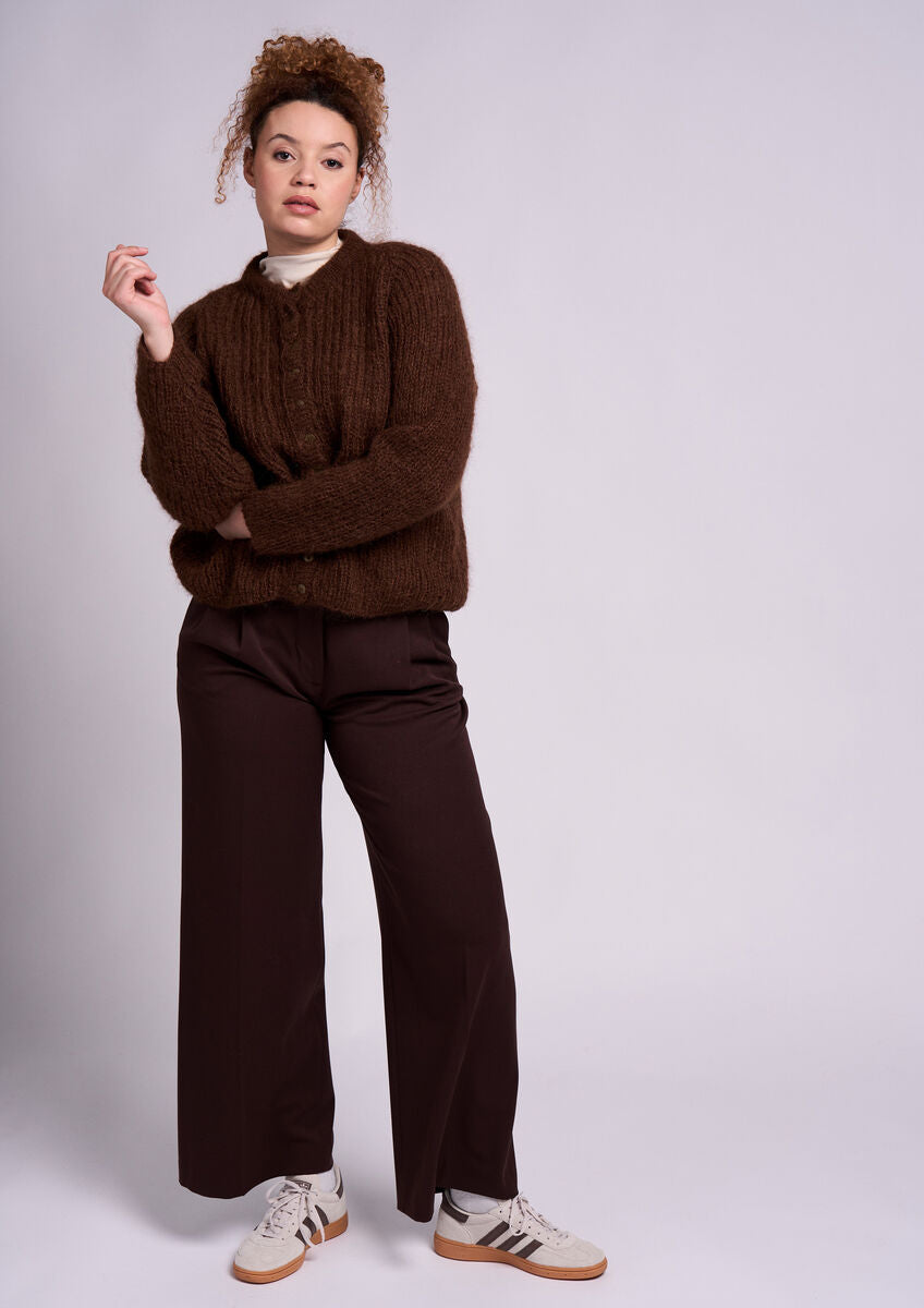 Garda Strickanleitung von MODE at ROWAN für einen weichen Strickcardigan aus Mohair mit Raglanärmeln und doppelter Knopfleiste