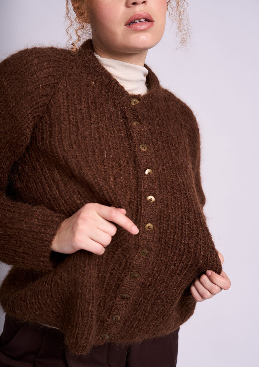 MODE at ROWAN Garda Damen Strickanleitung für einen klassischen Cardigan aus Mohair Soft im satten Braunton