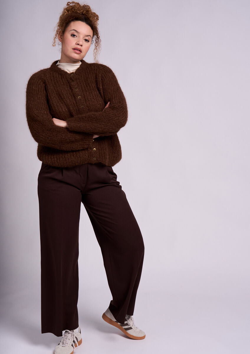 Garda Strickanleitung für einen eleganten Damen Cardigan von MODE at ROWAN mit Rippenstruktur und Rundhals