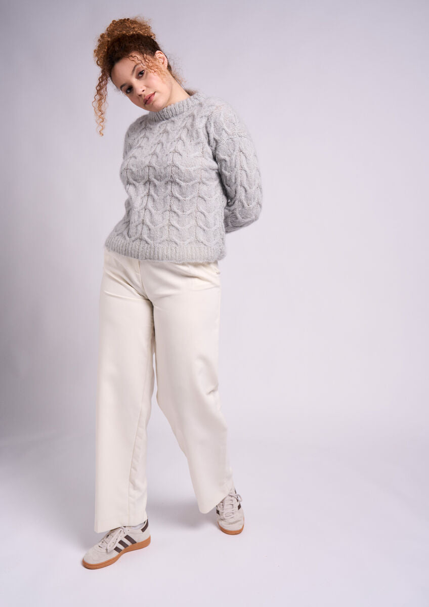 MODE at ROWAN Genoa Damen Strickanleitung für einen Pullover aus Mohair Soft mit Zopfmuster, Rundhals und langen Ärmeln