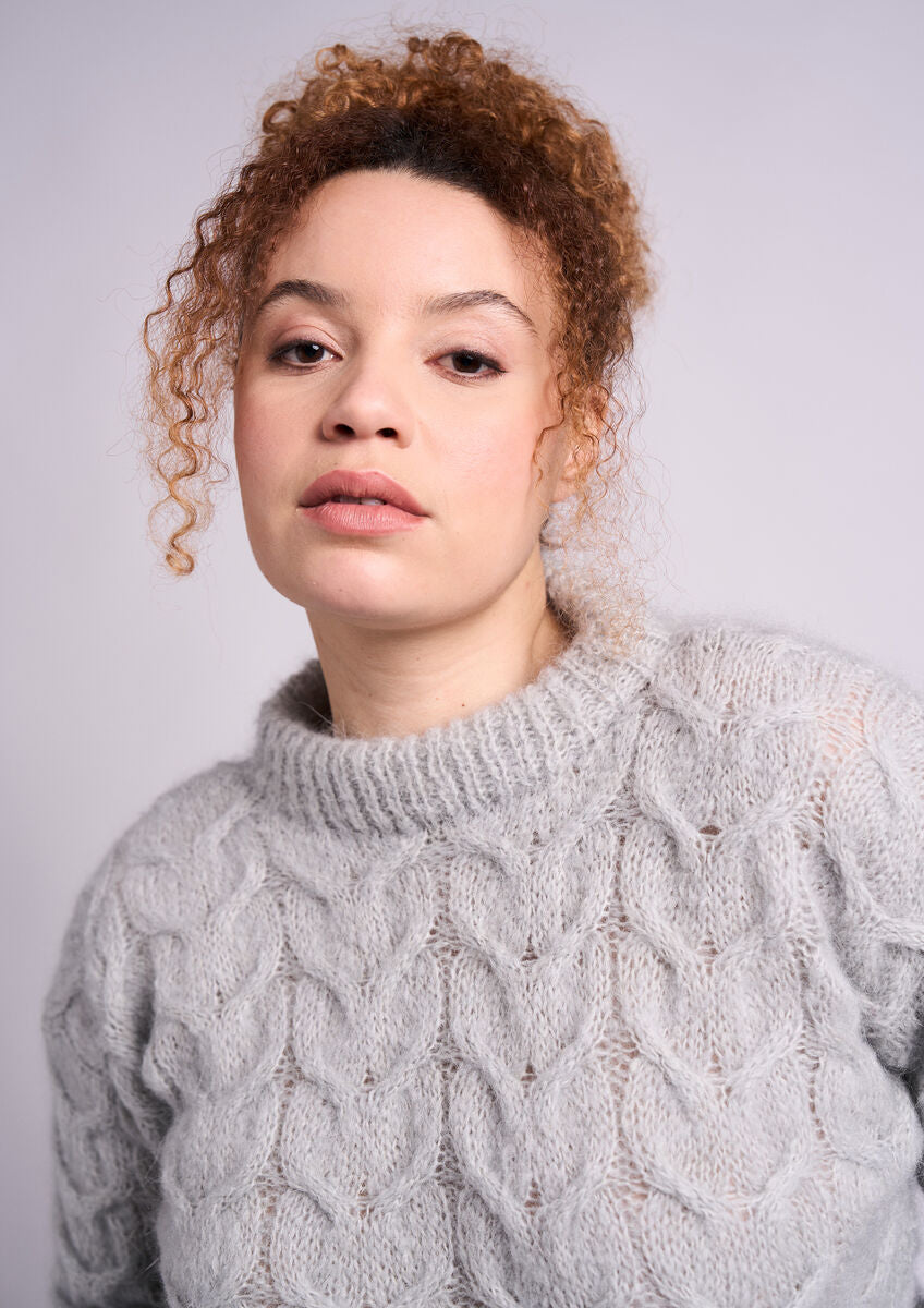 MODE at ROWAN Genoa Strickanleitung für einen kuscheligen Mohair-Pullover mit lockerem Schnitt, Rundhalsausschnitt und Rippenkragen