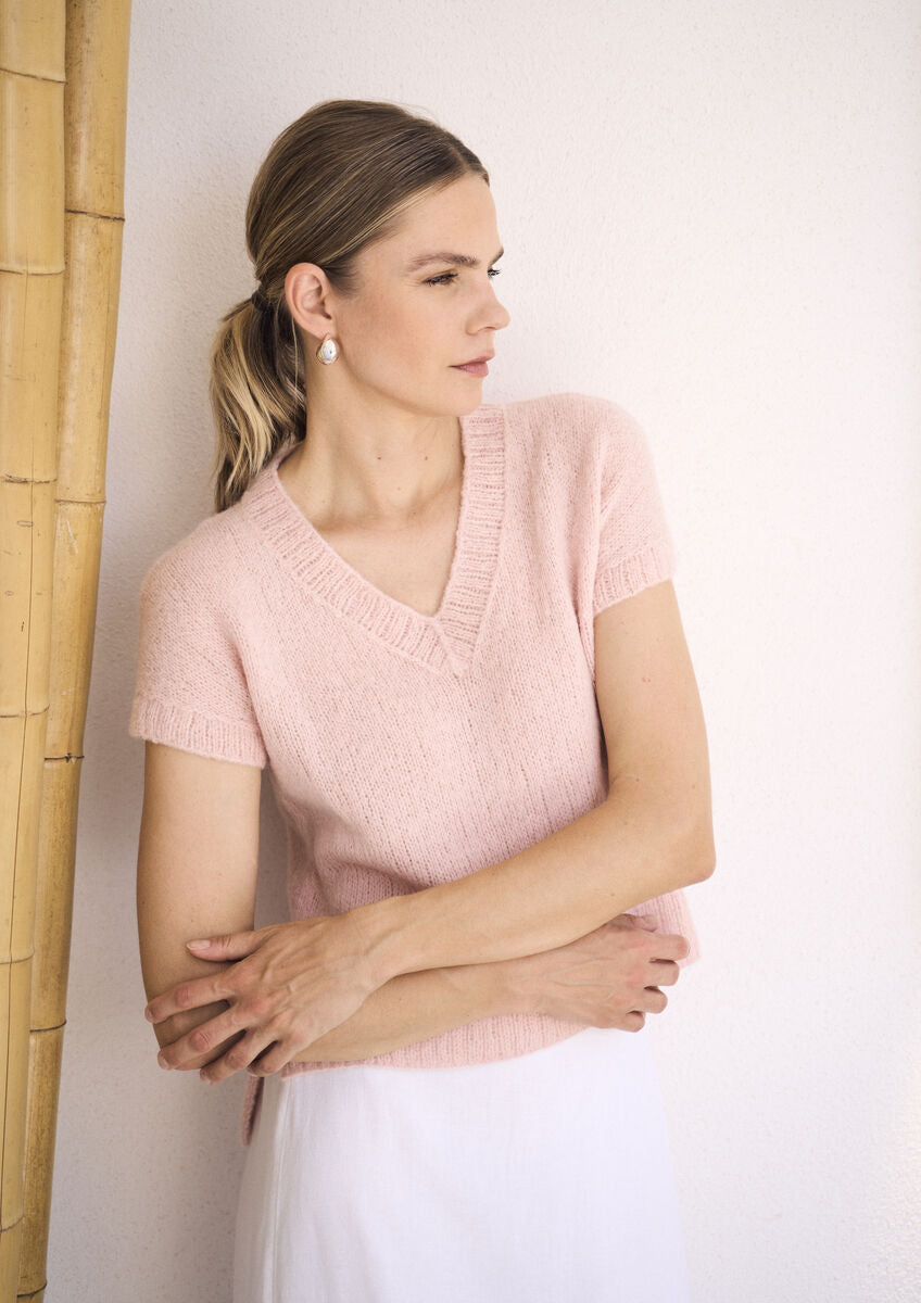 MODE at ROWAN Hanne Damen Strickanleitung für ein weiches Top aus Alpaca Haze mit V-Ausschnitt und zarter Struktur