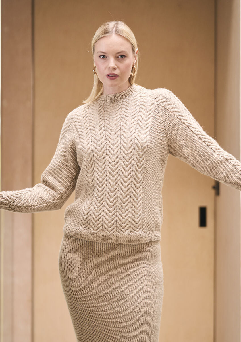 MODE at ROWAN Holme und Sandringham Strickanleitung für Damen Pullover mit Zopfmuster und gerippten Rock aus Alpaca Wool