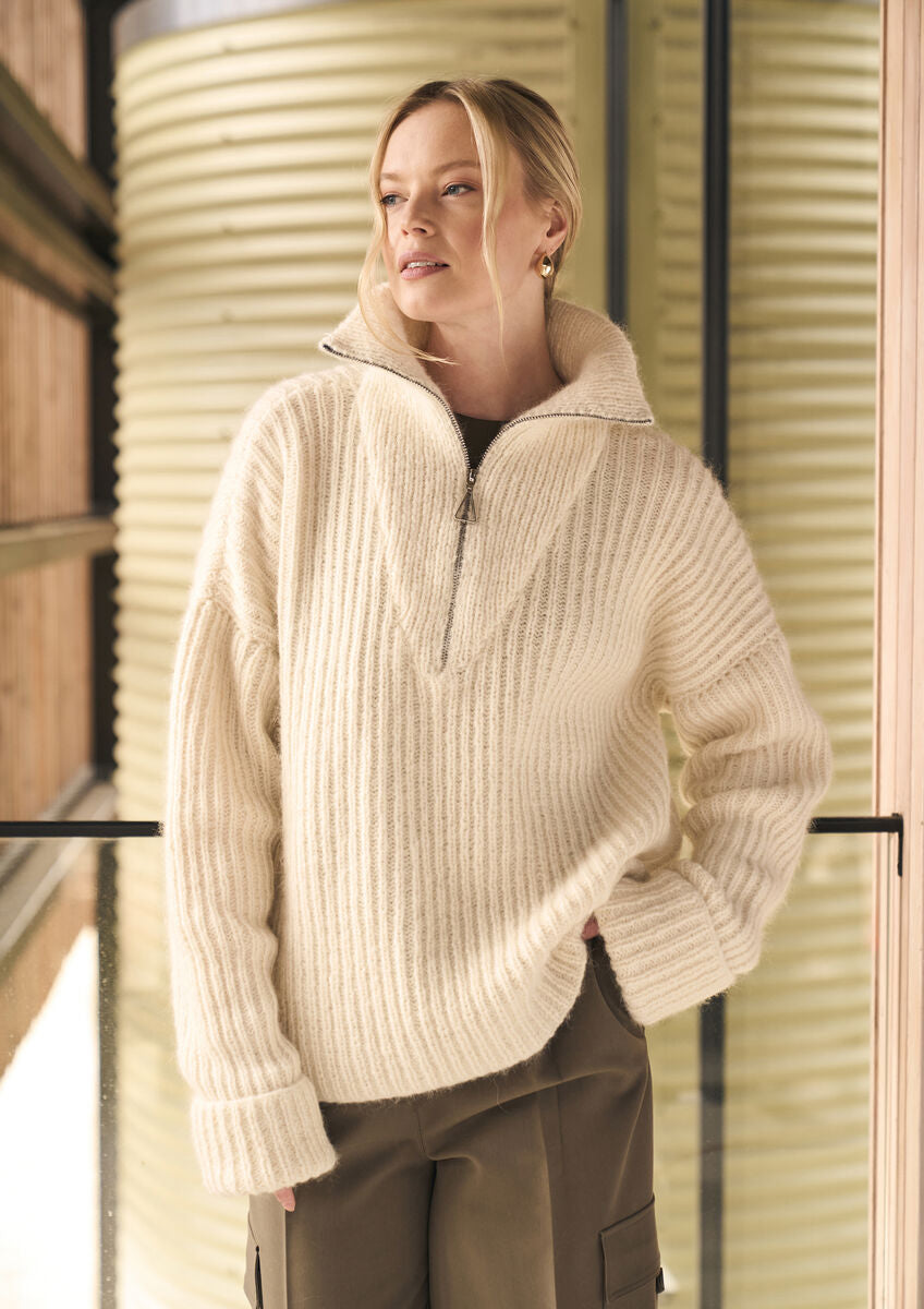 MODE at ROWAN Keswick Damen Strickanleitung für einen kuscheligen Pullover aus Softest Alpaca mit langen Ärmeln und Rippenstruktur