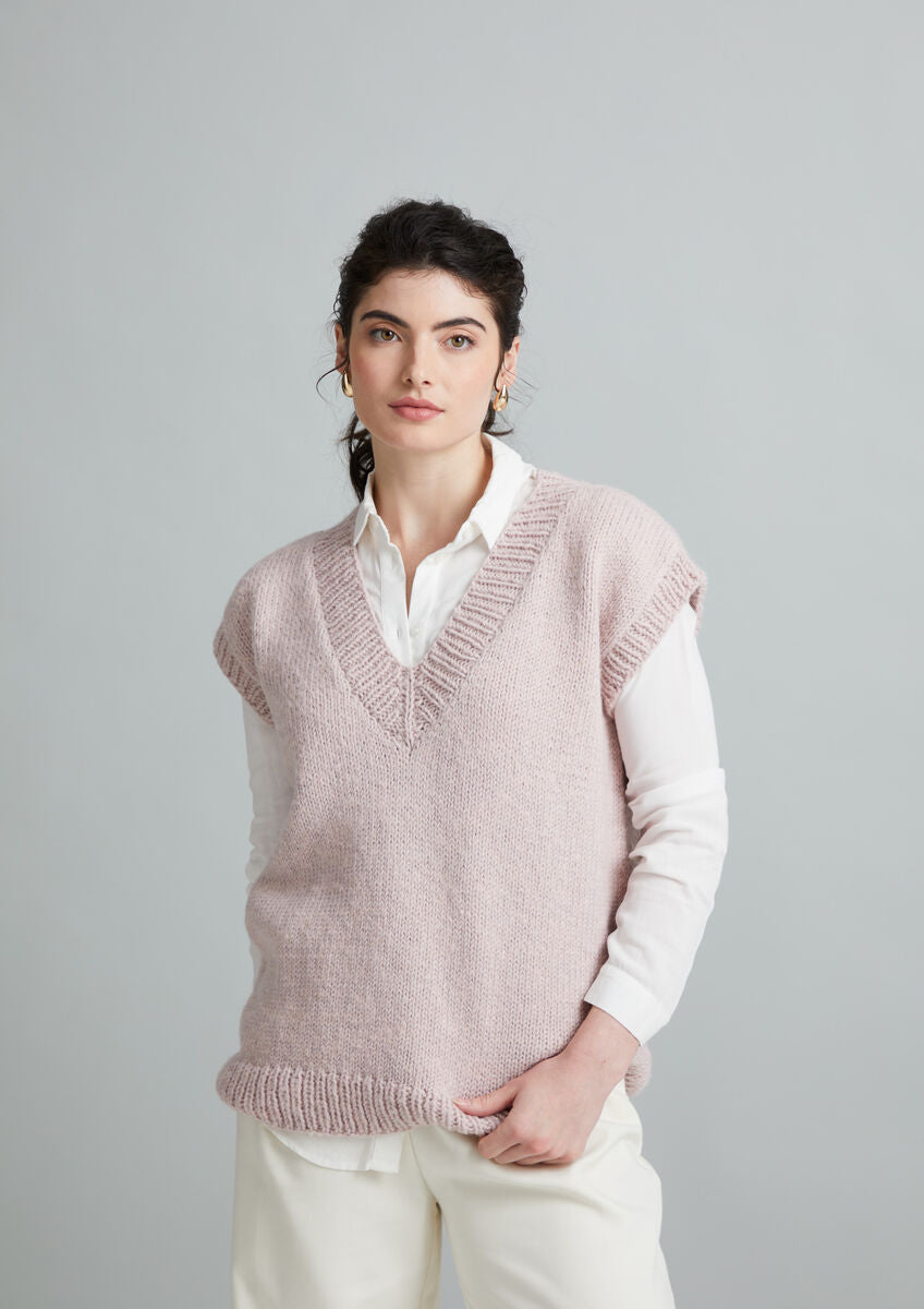 Mirabelle Strickanleitung von MODE at ROWAN für einen weichen Damen Pullunder mit lockerer Passform und abgeschrägtem V-Ausschnitt