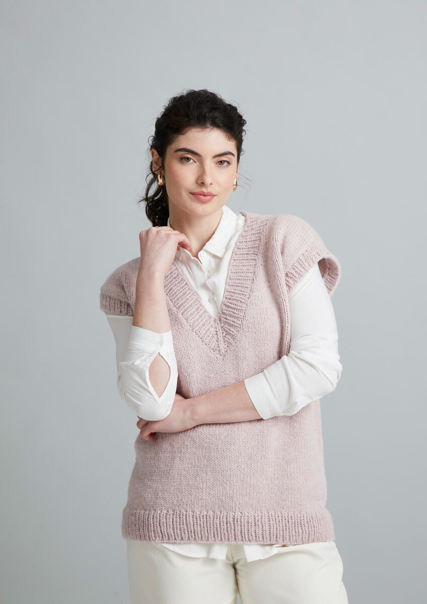Mirabelle Strickanleitung für einen modernen Oversize Pullunder von MODE at ROWAN mit Rippenbündchen und V-Ausschnitt