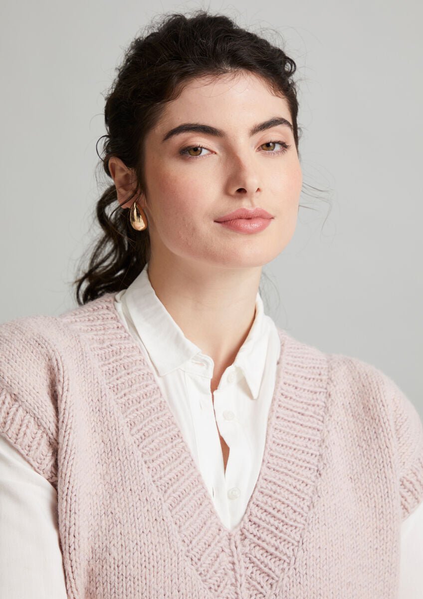 MODE at ROWAN Mirabelle Strickanleitung für einen kuscheligen Damen Pullunder aus Merinowolle und Alpaka mit weiter Passform