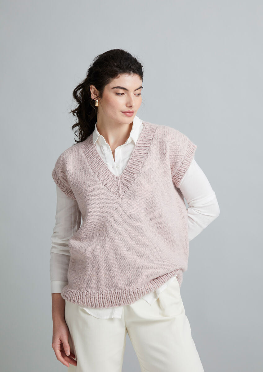 Mirabelle Damen Strickanleitung von MODE at ROWAN für einen weichen Pullunder mit tiefem V-Ausschnitt und geripptem Saum