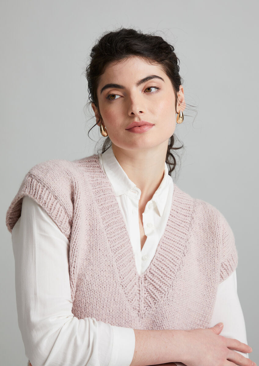 MODE at ROWAN Mirabelle Strickanleitung für einen lässigen Oversize Damen Pullunder aus Merino Soft und Alpaca Haze