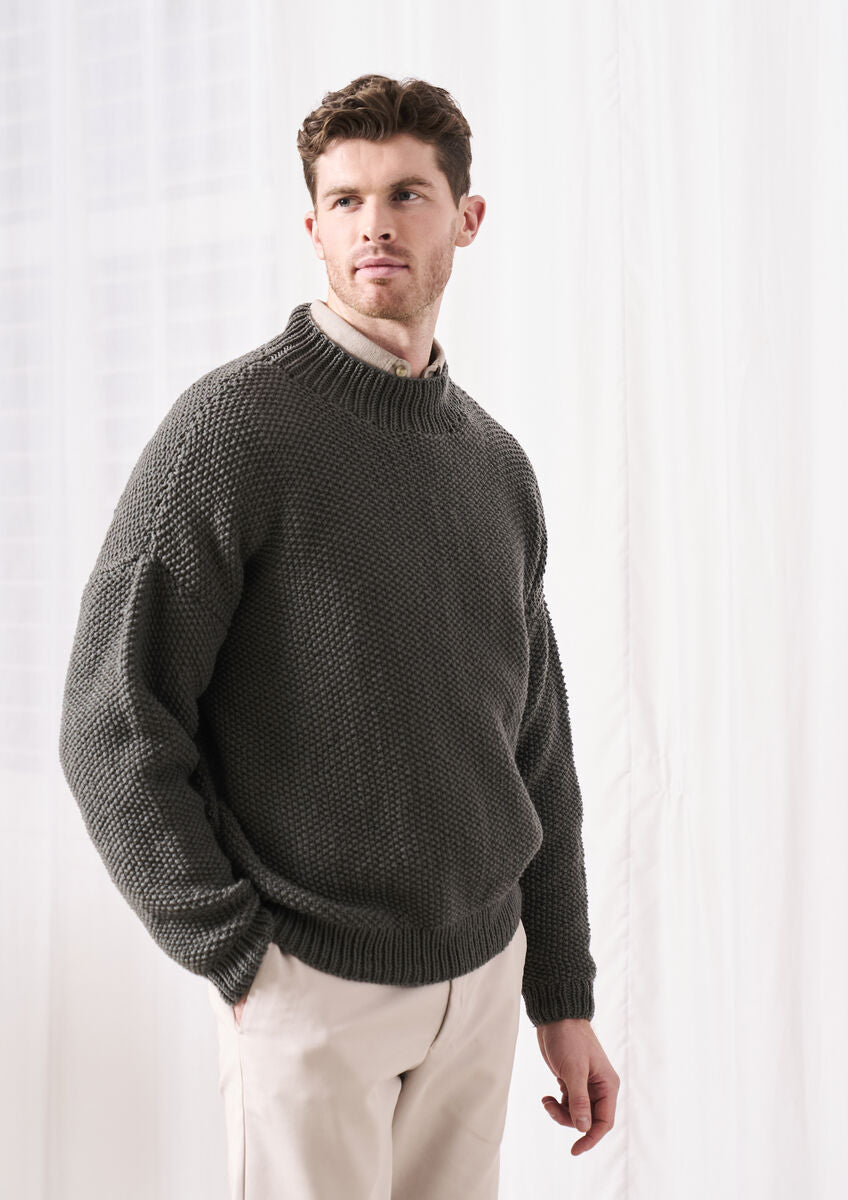 Oulton Strickanleitung von MODE at ROWAN für einen lässigen Herren Strickpullover aus Merinowolle mit überschnittenen Schultern