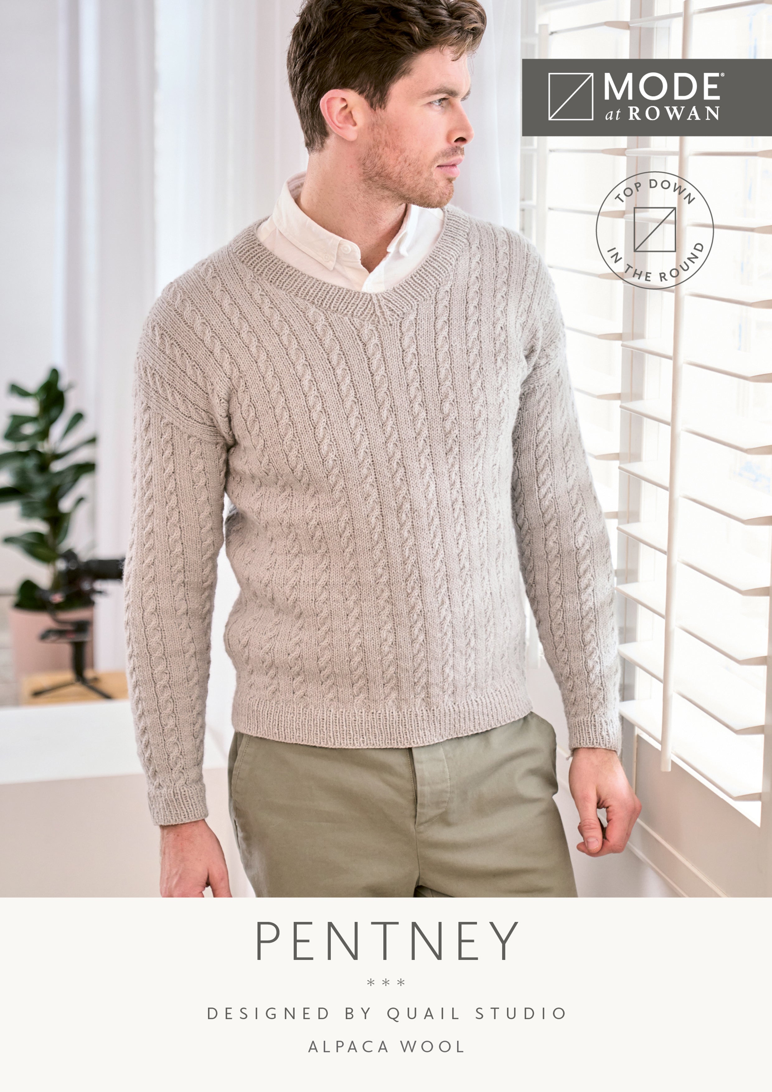 MODE at ROWAN Pentney Strickanleitung für einen zeitlosen Herrenpullover mit Zopfmuster aus Alpaca Wool und Rundhalsausschnitt