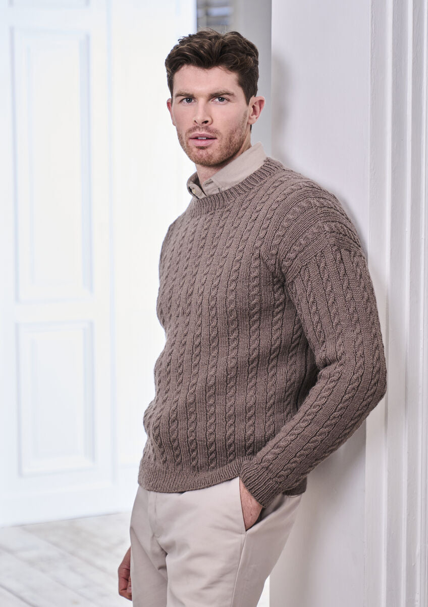 MODE at ROWAN Pentney Herren Strickanleitung für einen Pullover aus Alpaca Wool, nahtlos rund gestrickt mit Zopfmuster und langen Ärmeln