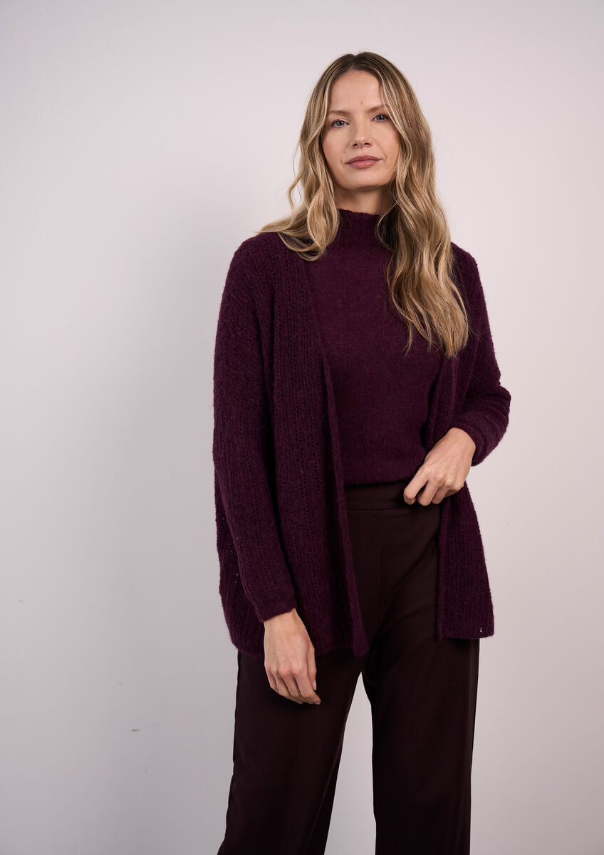 Ren Strickanleitung von MODE at ROWAN für eine kastig geschnittene Strickjacke aus Alpaca Haze mit längerer Passform und Ajourmuster