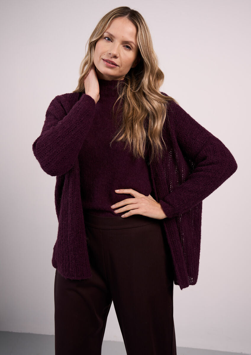 MODE at ROWAN Ren Damen Strickanleitung für eine kuschelige Jacke aus Alpaca Haze im Merlot-Ton mit V-Ausschnitt und Lochmuster