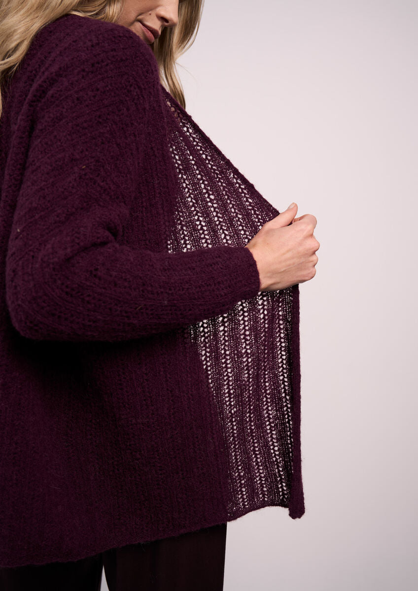 MODE at ROWAN Ren Strickanleitung für eine lange Damenjacke aus Alpaca Haze mit V-Ausschnitt, Lochmuster und lockerer Passform