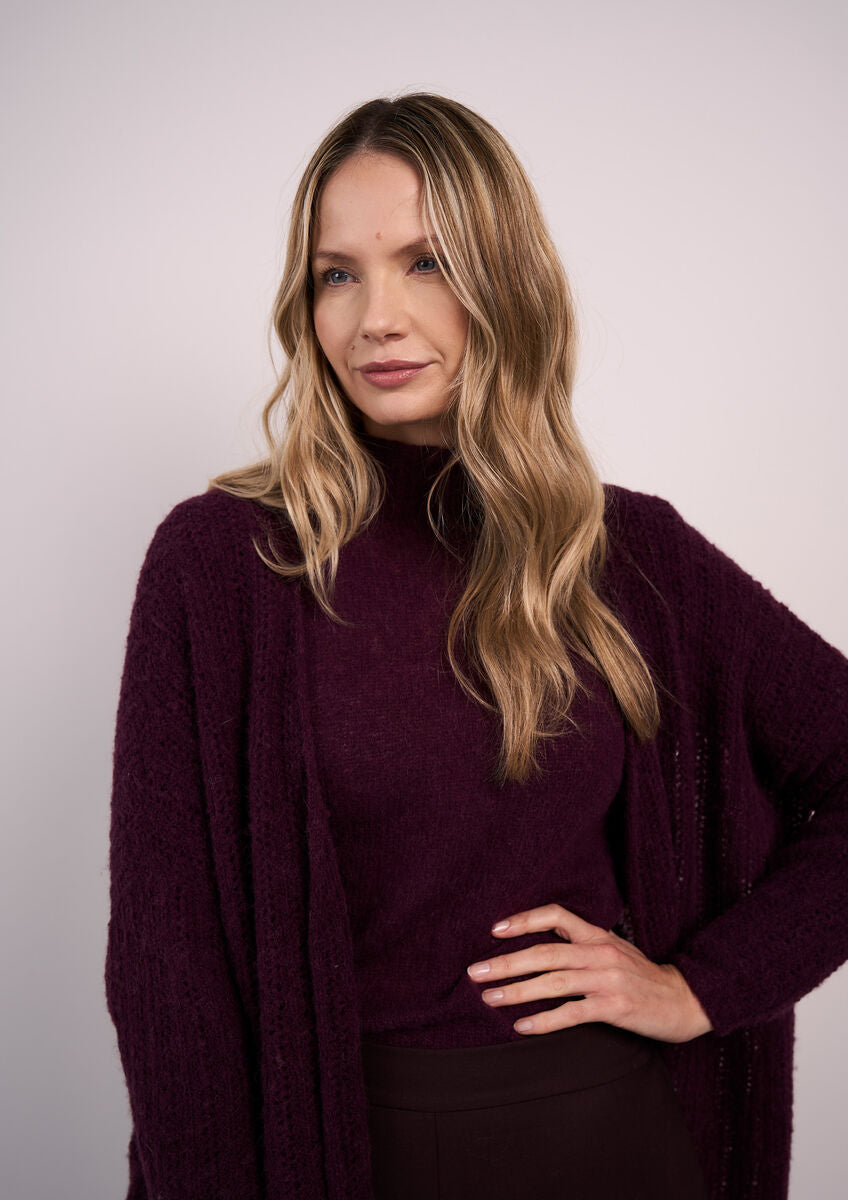Ren Damen Strickanleitung von MODE at ROWAN für eine weiche Strickjacke aus Alpaca Haze im Merlot-Farbton mit kastigem Schnitt