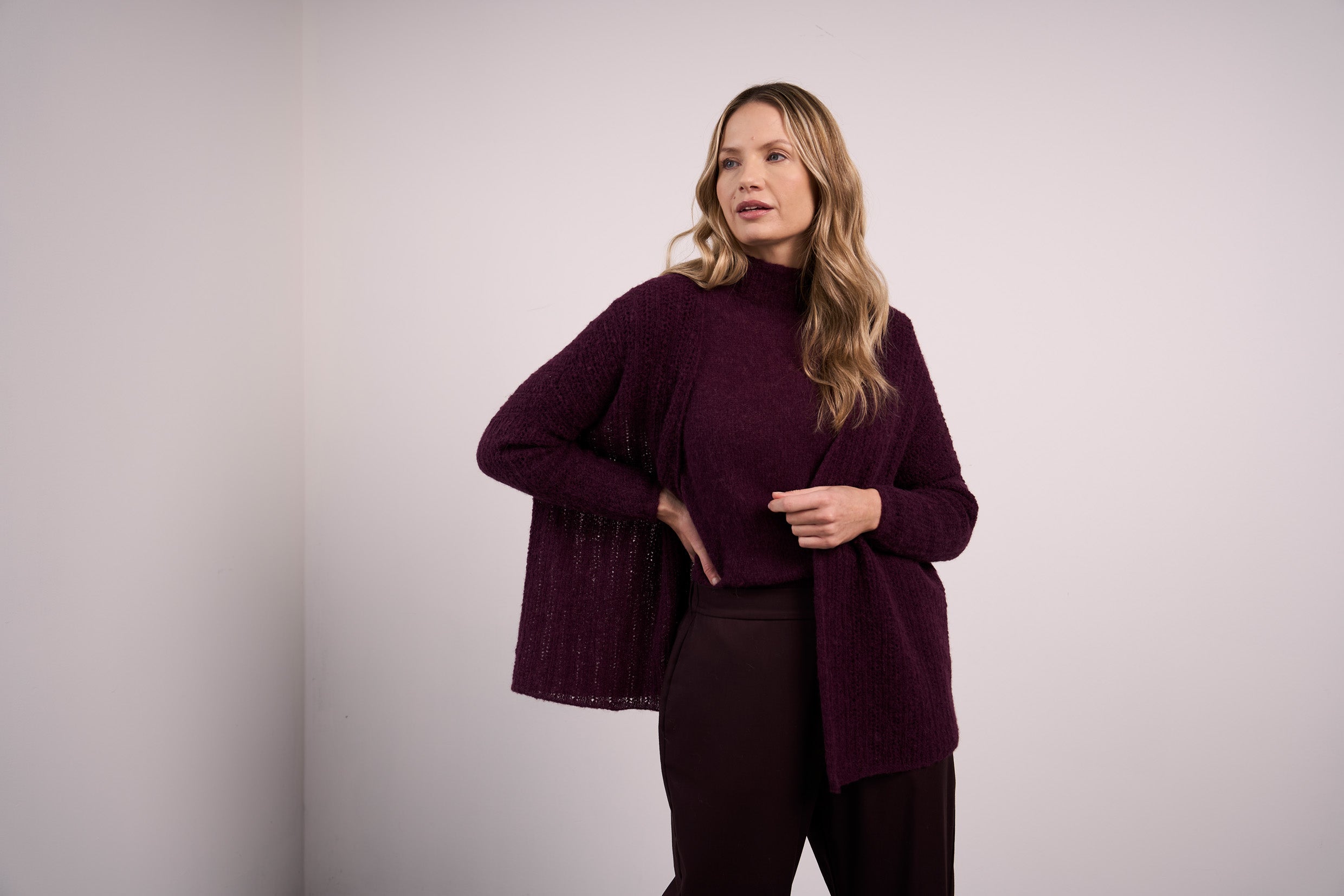MODE at ROWAN Ren Strickanleitung für eine kuschelige Ajourjacke aus Alpaca Haze mit verlängertem Schnitt und modernem V-Ausschnitt