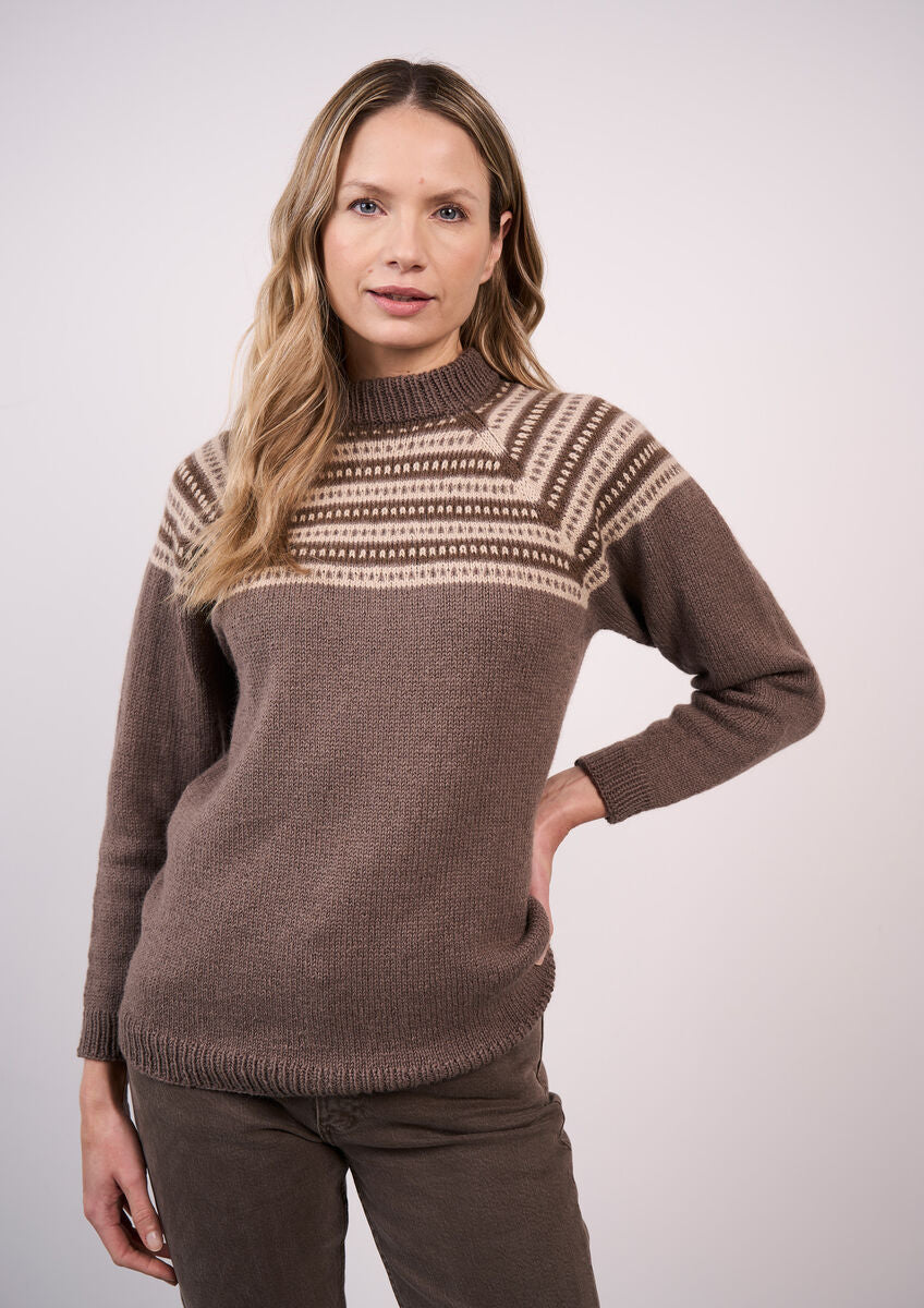 Strickanleitung für den Damenpullover Rhodes von MODE at ROWAN, figurbetonter Strickpullover mit Rollkragen und Fair-Isle-Details aus Alpaka Wolle