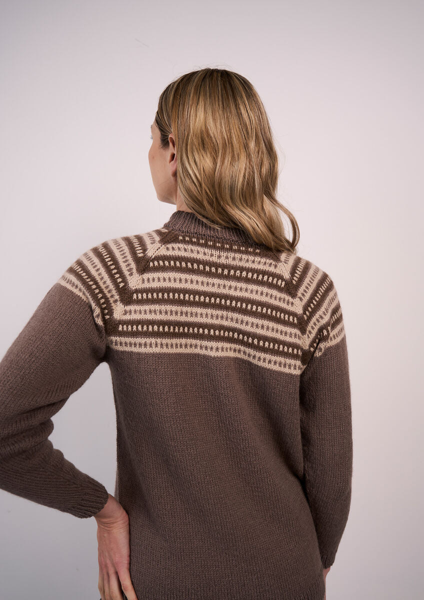 Damen Strickanleitung MODE at ROWAN Rhodes für einen Pullover aus Alpaca Wool, von oben nach unten rund gestrickt mit dreifarbigem Fair-Isle-Muster