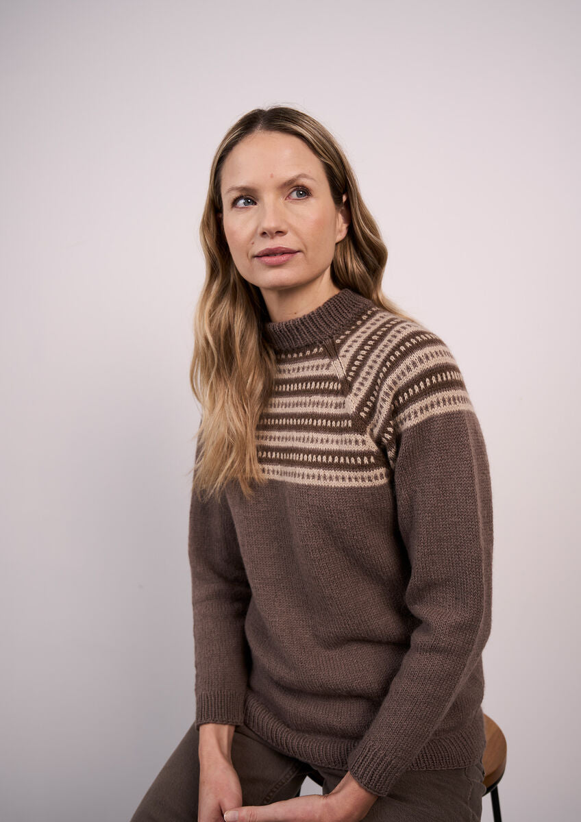Strickanleitung für MODE at ROWAN Rhodes, eleganter Damenpullover mit hohem Kragen, schmalem Schnitt und nordischem Muster aus Alpaka Wolle